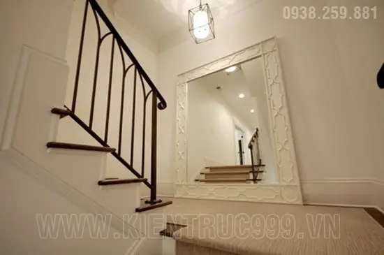 Gương đối diện cầu thang hiện đại