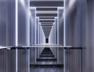 Gương đối diện tạo phản chiếu vô tận.