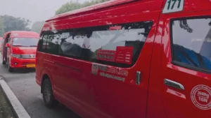 Xe buýt di chuyển trên đường rộng ban mai.