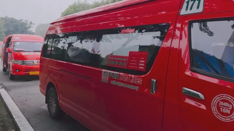 Xe buýt di chuyển trên đường rộng ban mai.