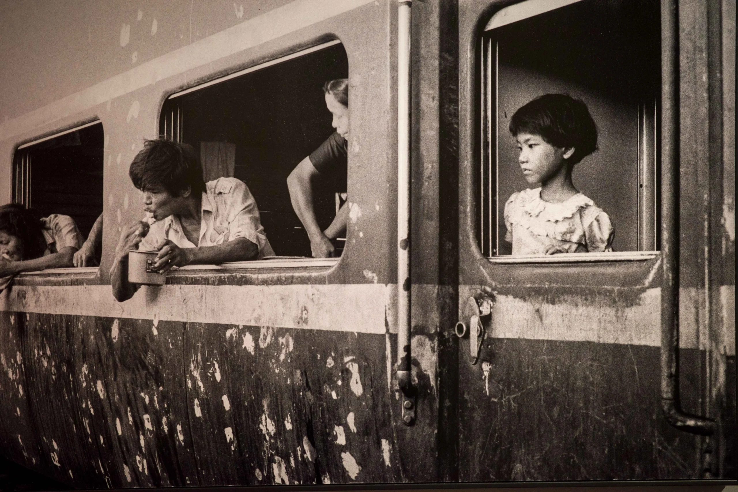 Nằm Mơ Thấy Tàu Điện: Giải Mã Điềm Báo & Hóa Giải Để An Tâm Sống Thiện 4 Tàu điện: Hành trình cuộc sống và định mệnh.