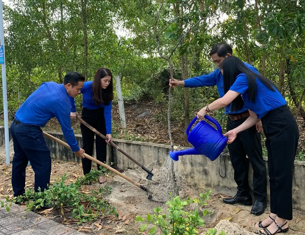 Hành động thiện nguyện: Giúp người già, trồng cây.