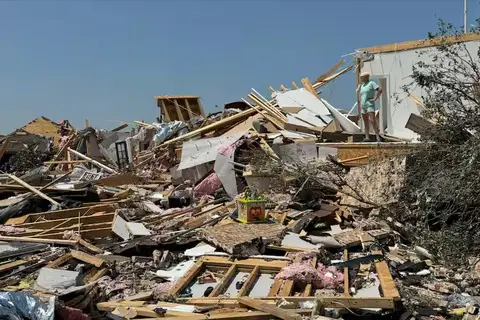 Giải Mã Giấc Mơ Nằm Mơ Thấy Lốc Xoáy: Điềm Gì Sắp Đến Với Bạn? 6 Thiên tai lốc xoáy tàn phá nhà cửa