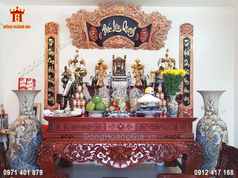 Bố cục bàn thờ gia tiên chuẩn đầy đủ.