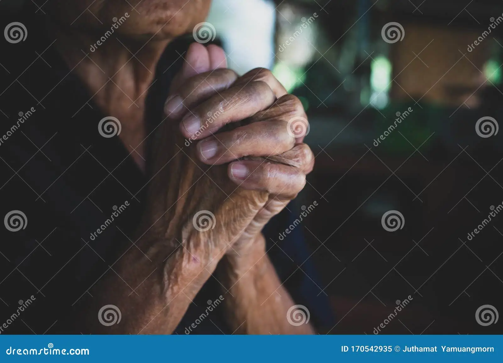 Hóa Giải Đồ Thờ Bị Mất Hoặc Hư Hại: Nghi Thức Chuẩn Để Gia Đạo An Lạc 7 Tay Chắp Cầu Nguyện: An Lạc Tâm Hồn