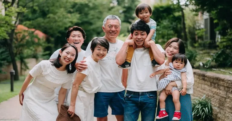 Gia đình ấm áp hạnh phúc chào đón bé