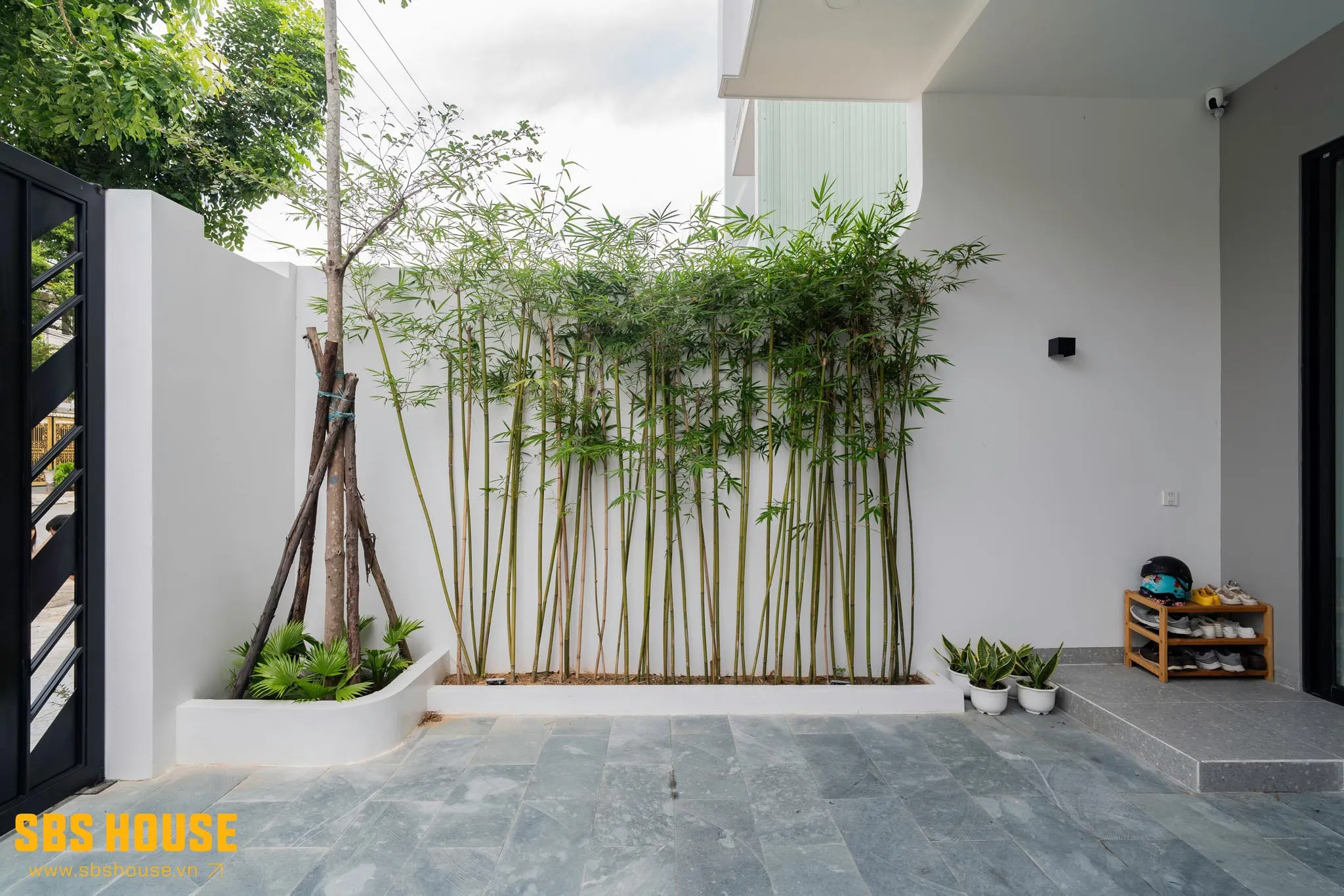 Cửa chính sạch sẽ, thoáng đãng, cây xanh.