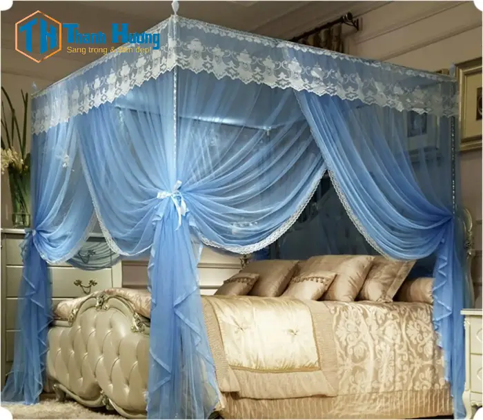 Rèm trần sàn che góc nhọn trên giường.