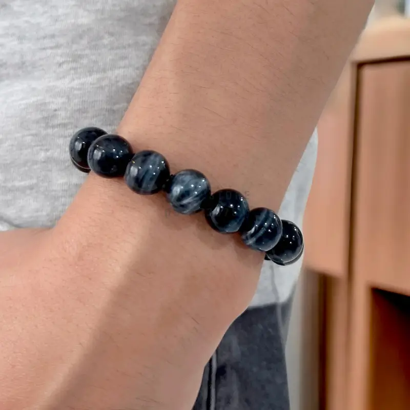 Vòng Phong Thủy Giá Bao Nhiêu: Hiểu Đúng Để Chọn Chuẩn 7 Đeo vòng phong thủy: Bình an và niềm tin.