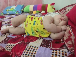 Bé gái sơ sinh ngủ say bình yên.