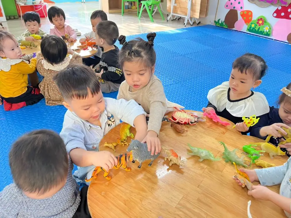 Giải Mã Sức Mạnh Phong Thủy Từ Bể Cá: Thu Hút Tài Lộc, May Mắn 7 Gia đình cùng trẻ em hào hứng chăm sóc bể cá.