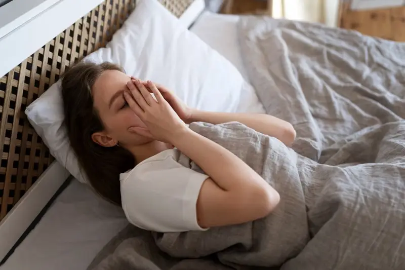 Giải Mã Kiêng Kỵ Giường Dưới Xà Ngang: Hóa Giải Chuẩn Xác 6 Người uể oải, mệt mỏi vì xà ngang trên giường.