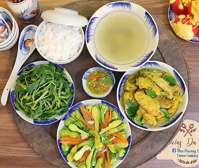 Món ăn cân bằng tỏi, gia vị tươi ngon.