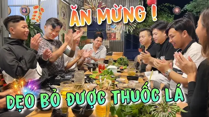 Bàn tiệc thịnh soạn, không khí vui vẻ.