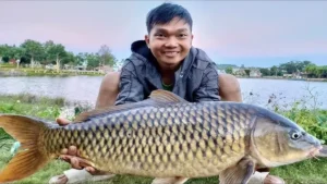 Người câu cá vui vẻ với chiến lợi phẩm