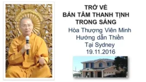 Thầy tu thiền định trong không gian thanh tịnh