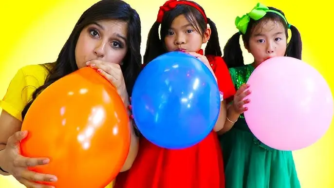 Đặt Tên Con Sinh 2026 Hợp Mệnh Thổ: Hướng Dẫn Phong Thủy Chuẩn Xác 8 Em bé vui đùa cùng bong bóng chữ cái.