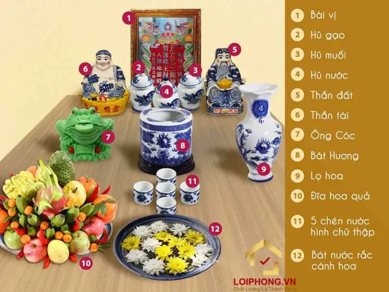 Đĩa muối gạo cúng Thần Tài tươm tất.