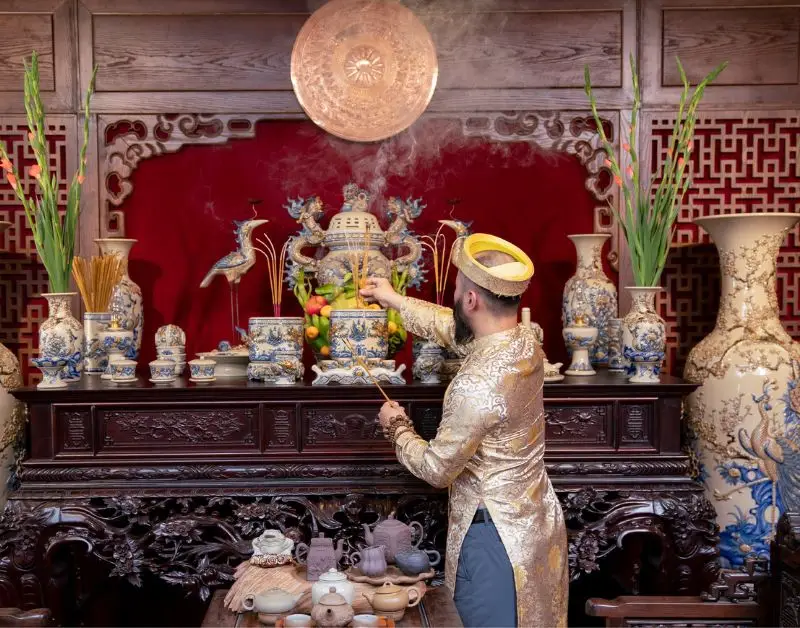 Thiềm Thừ Cóc Ngậm Tiền Thờ Thần Tài: Bố Cục Và Nghi Lễ Chuẩn Mực 7 Bảo quản vật phẩm thờ cúng sạch đẹp.