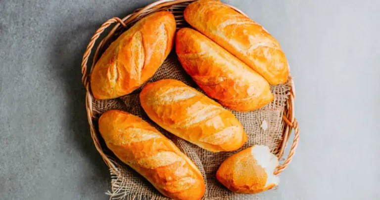 Ổ bánh mì tròn đầy, ấm áp, no đủ.