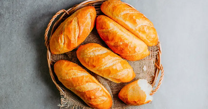 Ổ bánh mì tròn đầy, ấm áp, no đủ.