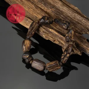 Vòng trầm hương tự nhiên, vân gỗ đẹp trên lụa.