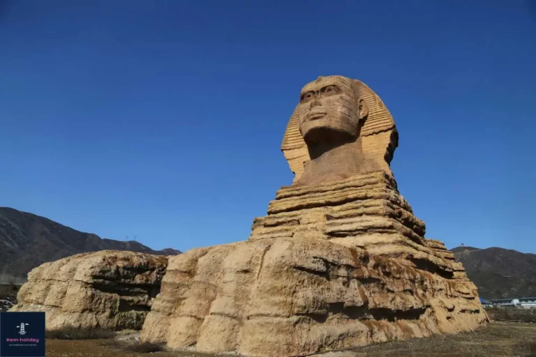 Nhân sư uy nghi, ánh mắt huyền bí.