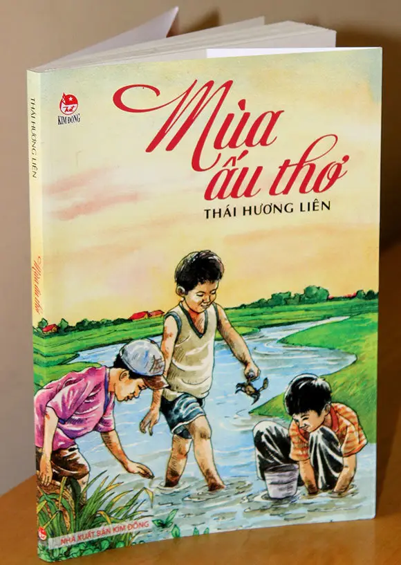 Cặp sách cũ vintage, hoài niệm tuổi thơ.