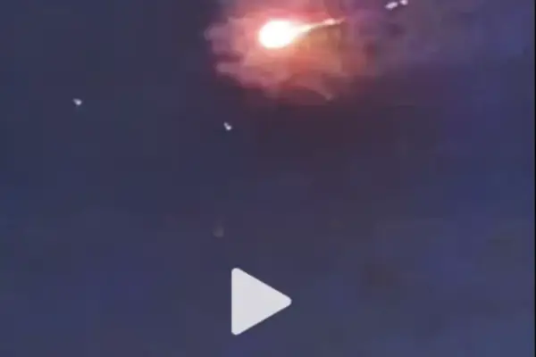 UFO bí ẩn bay trên bầu trời đêm đầy sao.