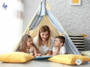 Em bé ngủ ngoan, vui chơi bên bố mẹ.