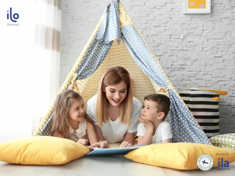 Em bé ngủ ngoan, vui chơi bên bố mẹ.