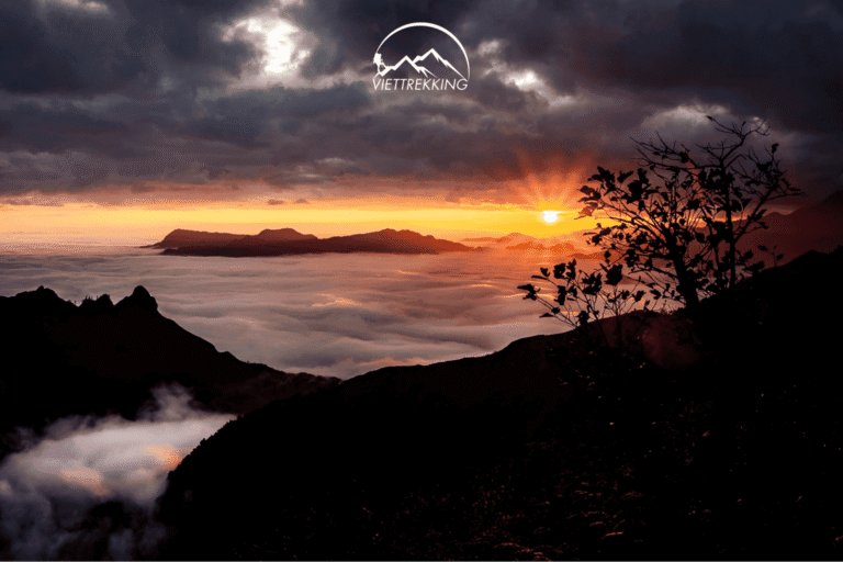 Người ngắm bình minh hùng vĩ từ đỉnh núi.