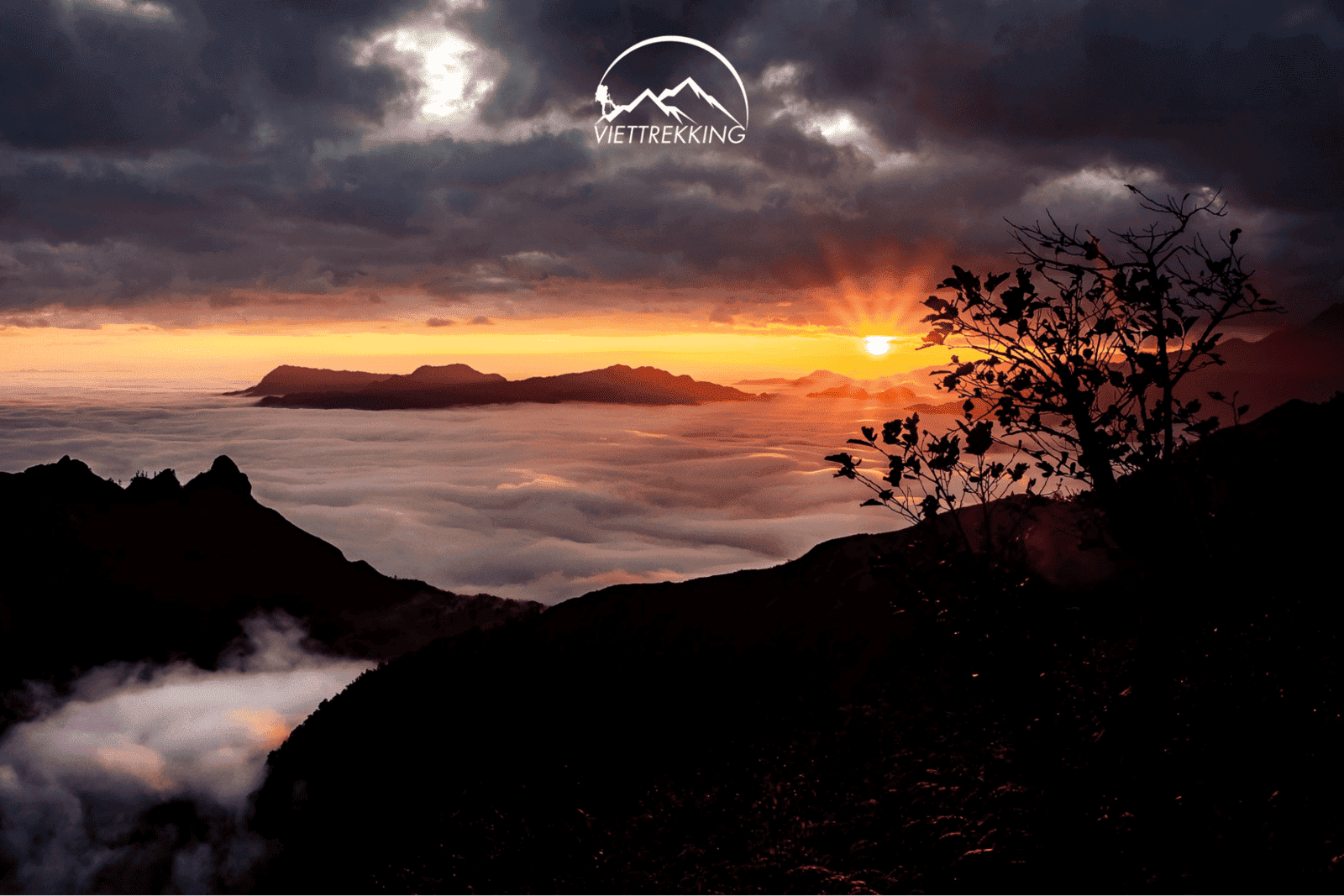 Giải Mã Giấc Mơ Thấy Leo Núi: Con Đường Đến Đỉnh Cao Hay Thử Thách? 3 Người ngắm bình minh hùng vĩ từ đỉnh núi.