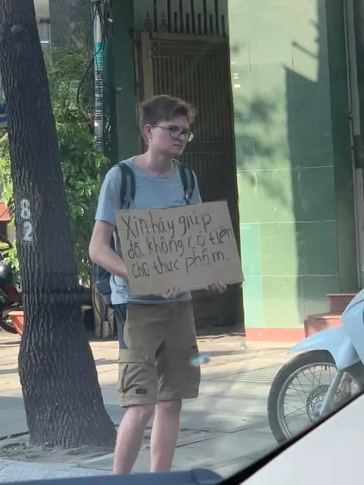 Ăn xin nhìn tiền, tay nắm chặt: Biểu cảm do dự.