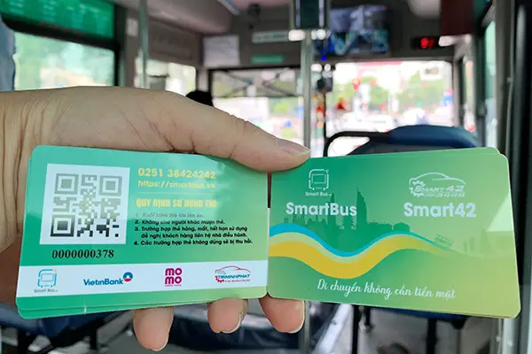 Tay chạm biểu tượng xe buýt điện tử.