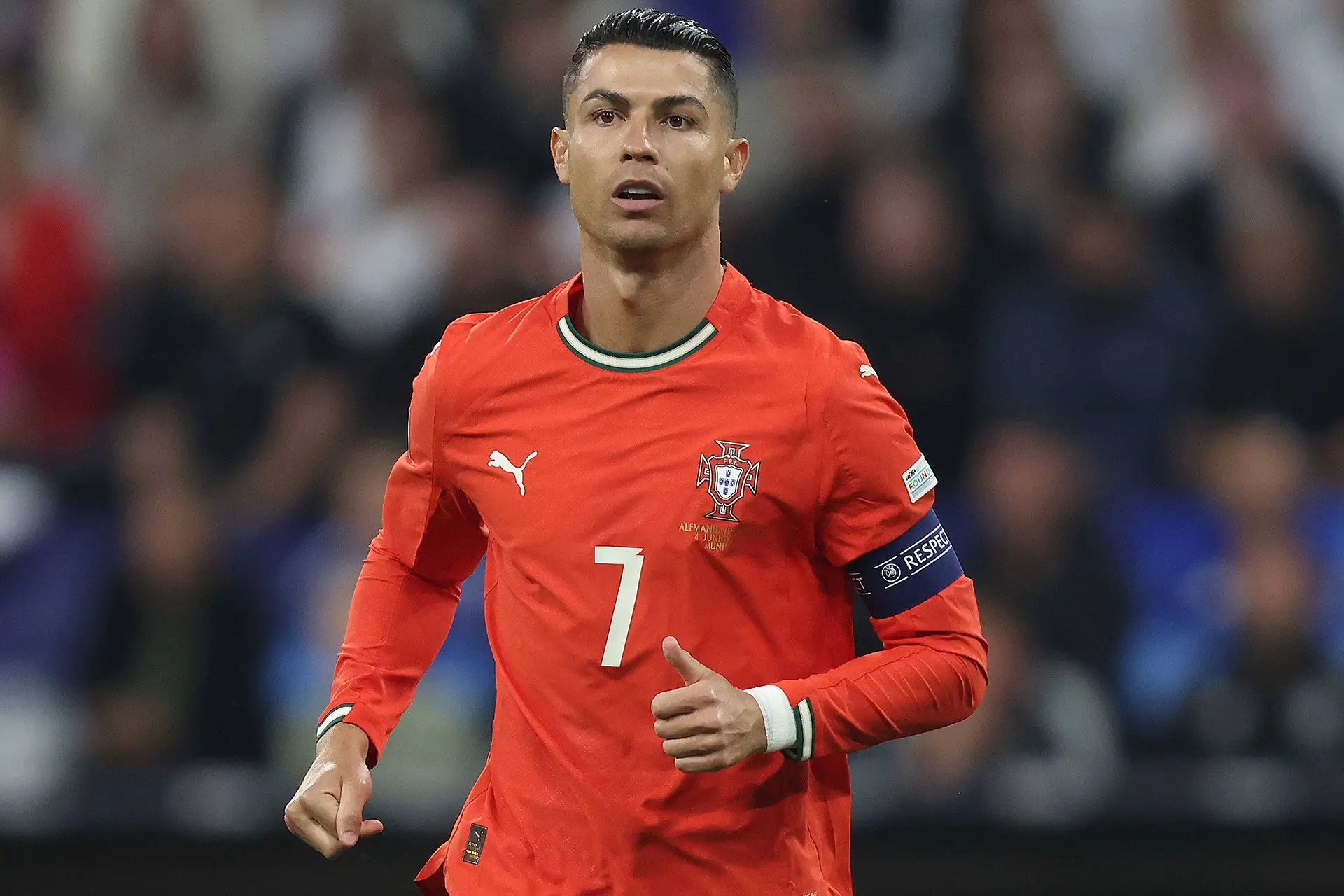 Giải Mã Giấc Mơ Thấy Ronaldo: Điềm Báo & Hướng Hóa Giải An Tâm 4 Cristiano Ronaldo: Giấc Mơ Thành Công Khát Vọng