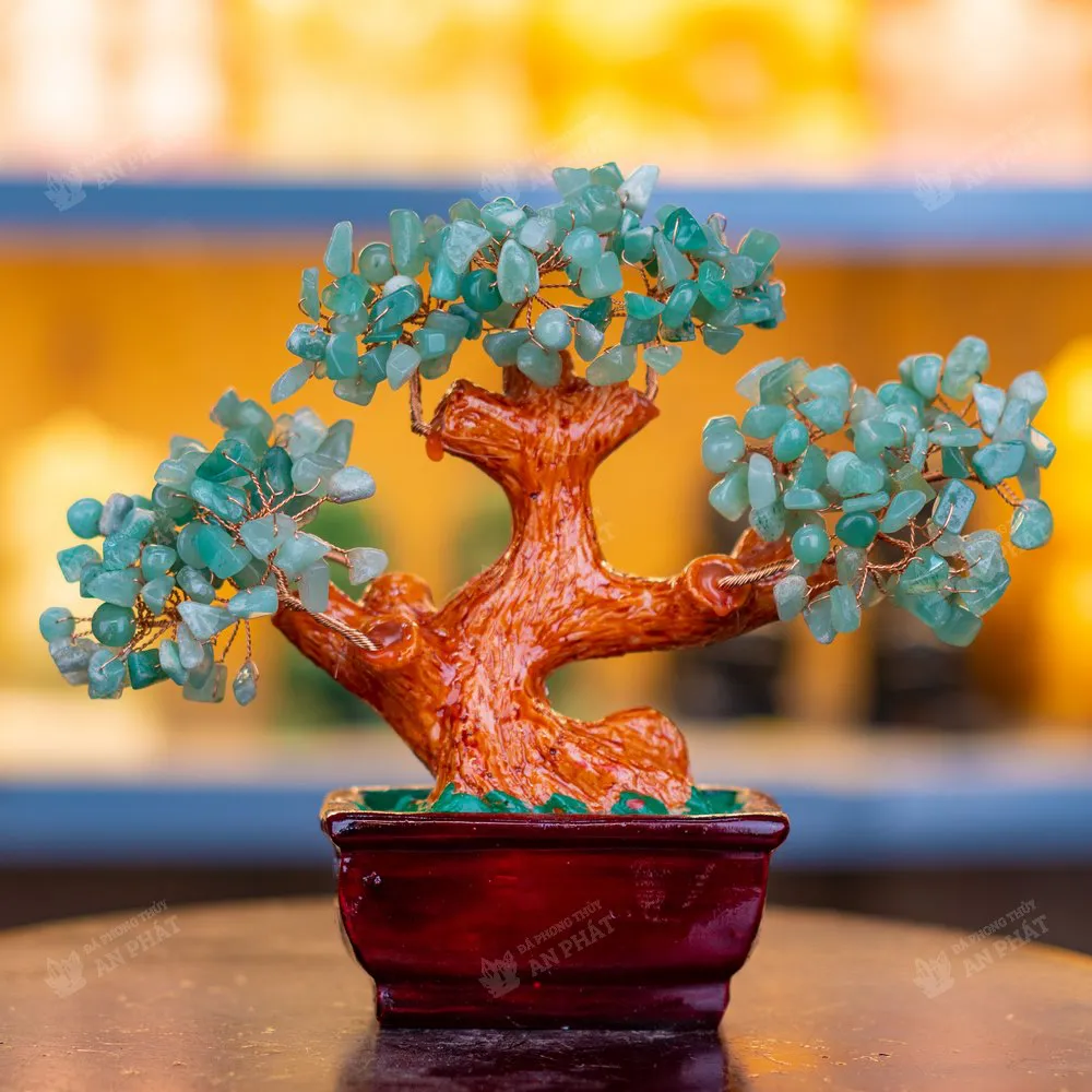 Ý Nghĩa Cây Tài Lộc: Từ Năng Lượng Đá Đến Sự Thịnh Vượng 3 Cây tài lộc đá thạch anh xanh trên bàn