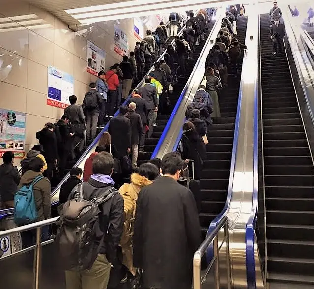 Người đi xuống cầu thang cuốn