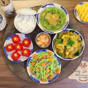 Đĩa cá ngon mâm cơm gia đình ấm cúng