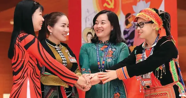 Giải Mã Giấc Mơ Thấy Vợ Billionaire: Điềm Báo Nào Đang Chờ Bạn? 6 Phụ nữ quyền lực chìa tay hỗ trợ