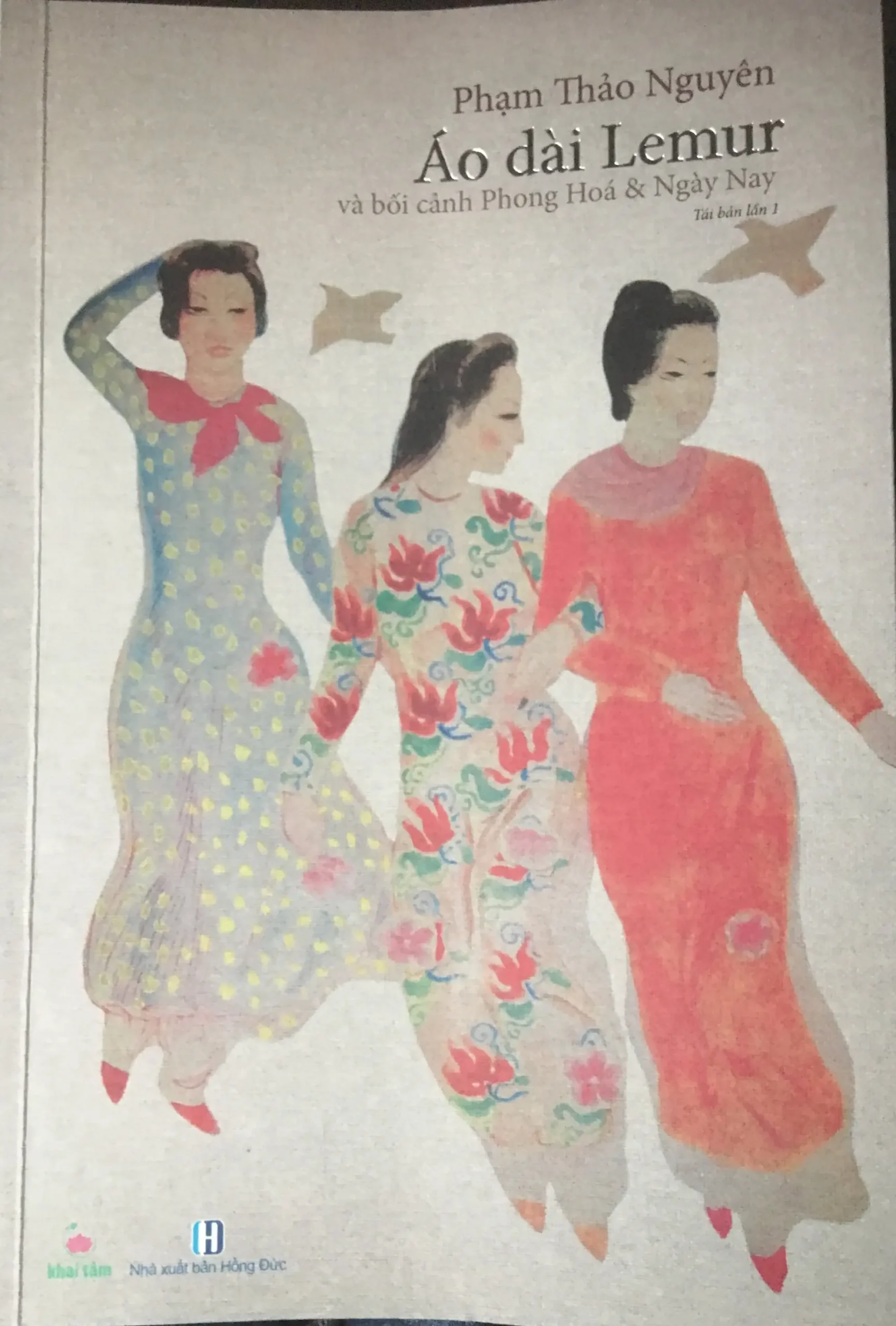 Giải Mã Giấc Mơ Thấy Áo Dài: Điềm Báo Gì Đang Chờ Đợi Bạn? 7 Sách cổ âm dương và tà áo dài