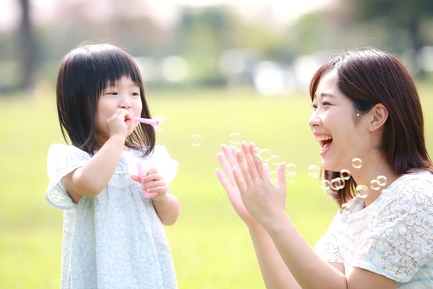 Gia đình hạnh phúc chơi đùa vui vẻ