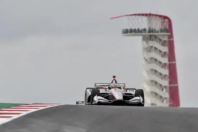 Xe F1 tốc độ cao trên đường đua.