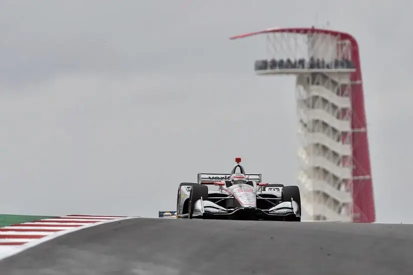 Giải Mã Giấc Mơ Thấy Công Thức 1: Vận Tốc, Tham Vọng Hay Cảnh Báo? 4 Xe F1 tốc độ cao trên đường đua.