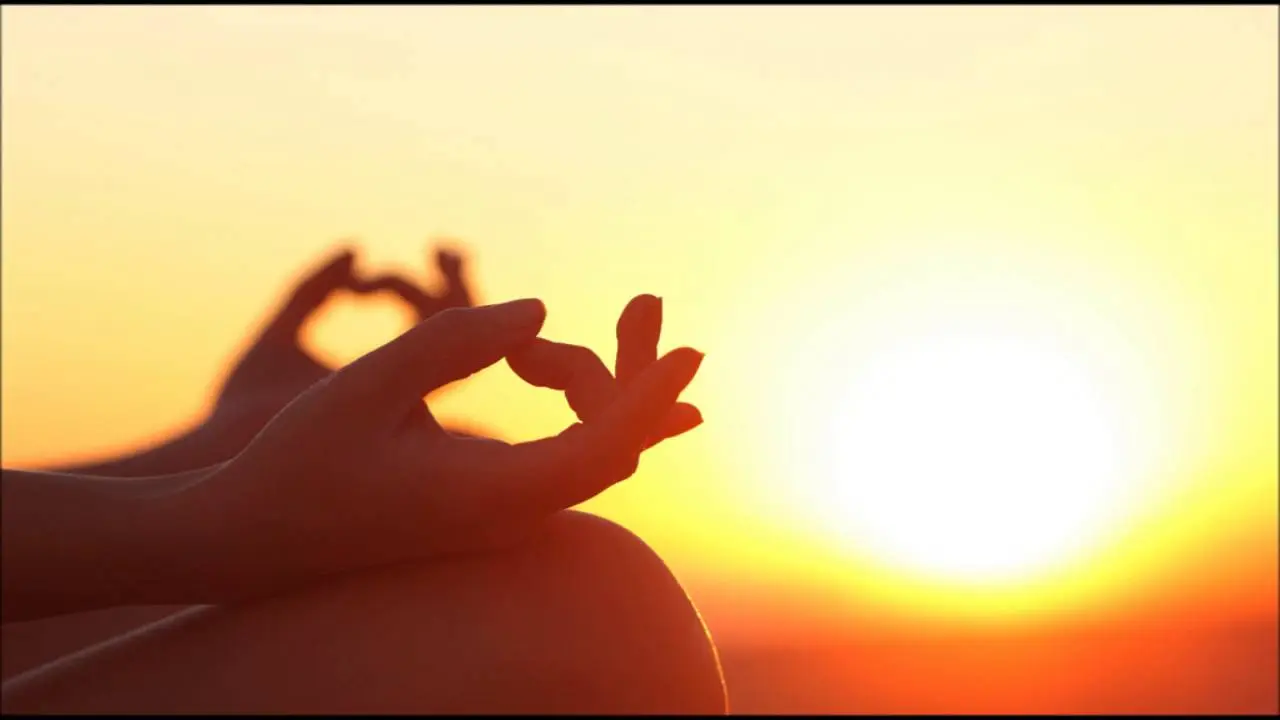 Bình an nội tâm: Người thiền định tĩnh lặng.