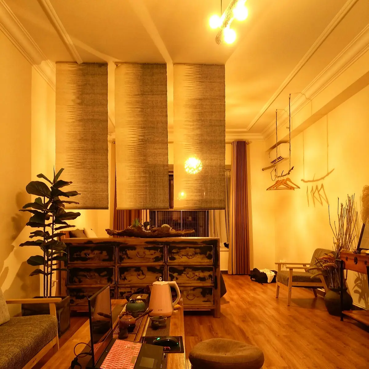 Nội thất ấm cúng, bình an điểm nhấn vàng.