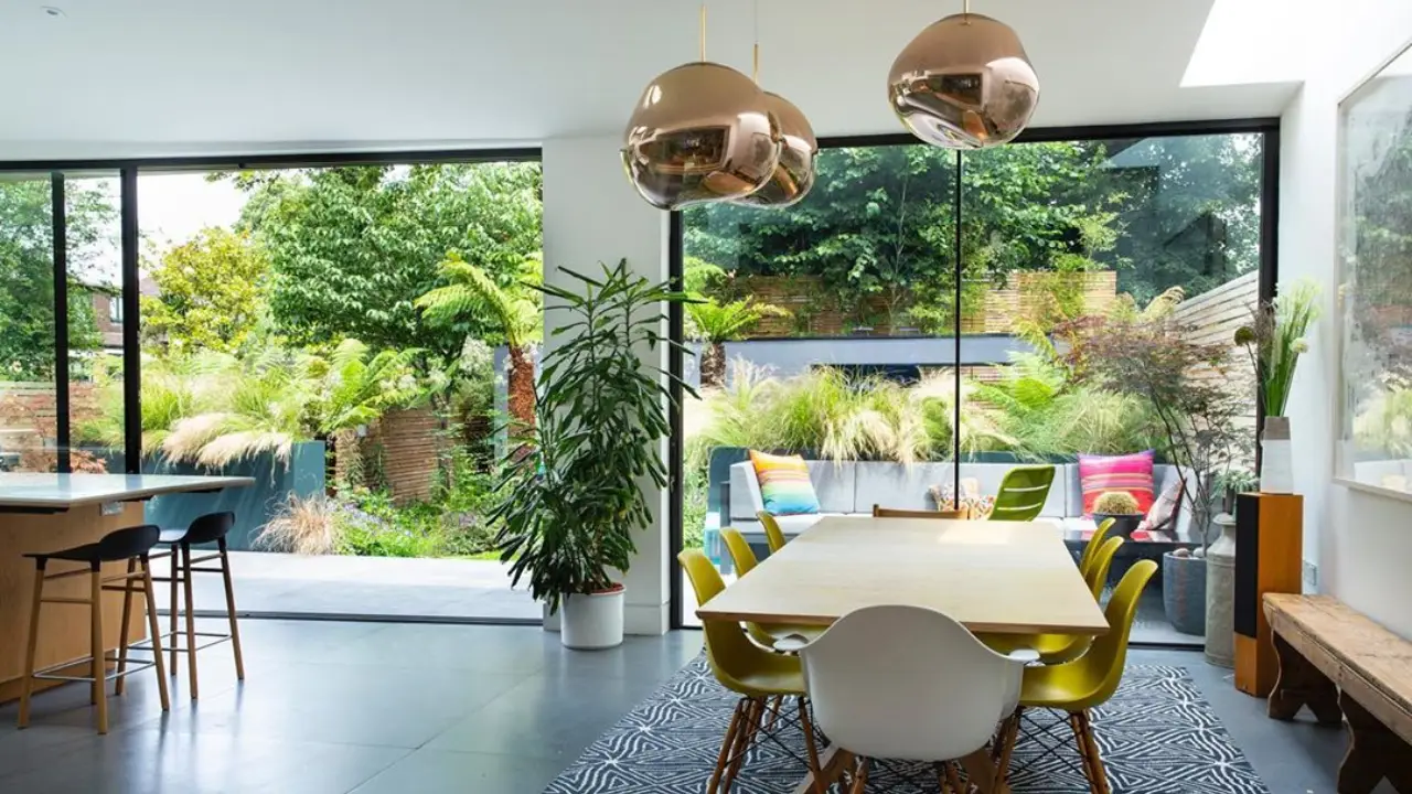 Không gian sống thanh tịnh, ánh sáng và cây xanh.