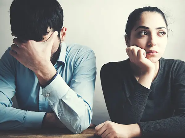 Kiêng Kỵ Tỳ Hưu Đặt Phòng Ngủ: Cấm Kỵ Nào Bạn Cần Biết? 6 Cặp đôi tranh cãi: Mệt mỏi, uể oải hôn nhân.