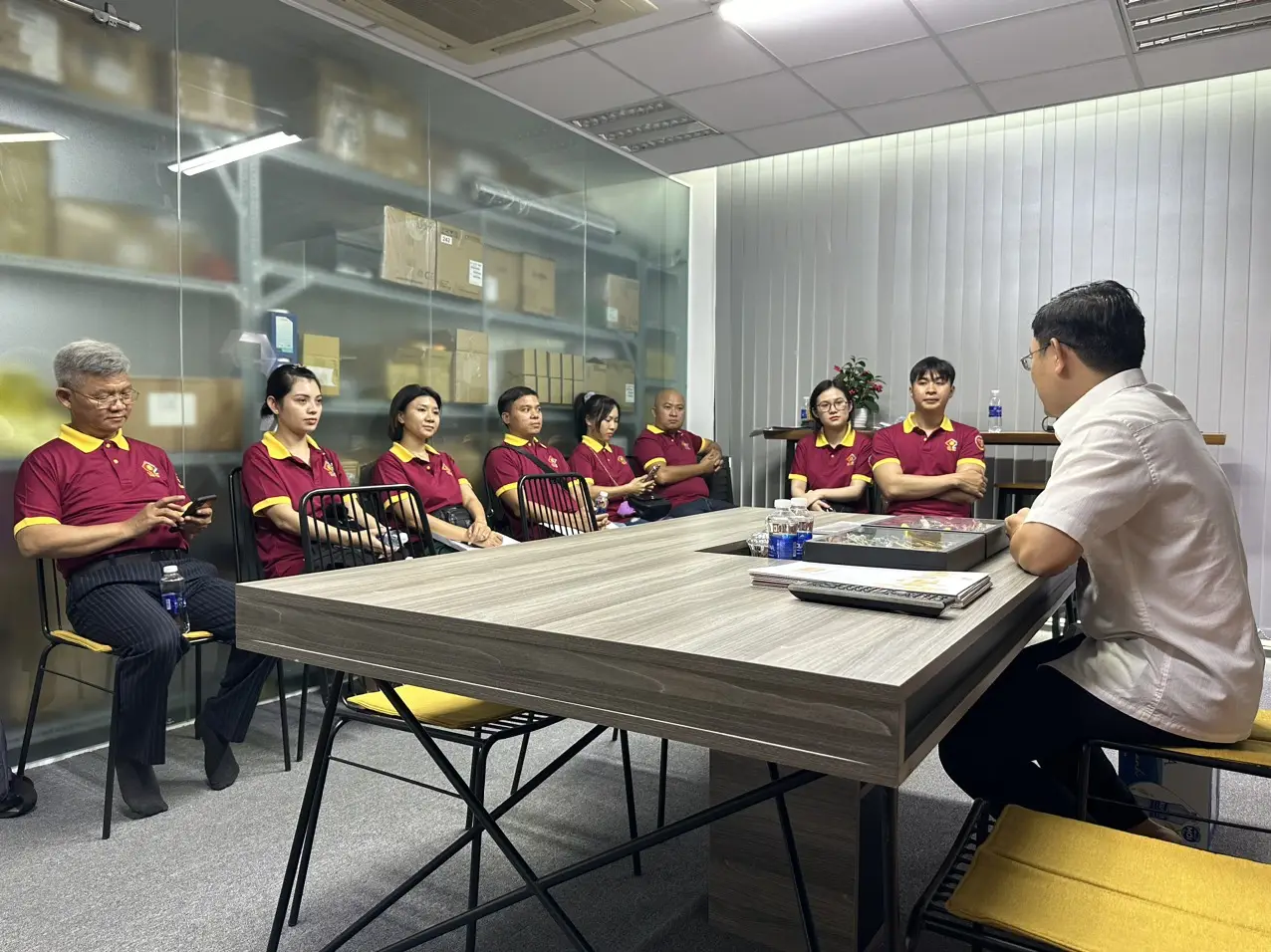 Chuyên gia kiểm tra chất lượng đá quý chuyên nghiệp.