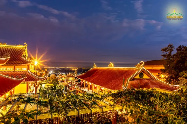 Chùa cổ kính thanh bình ánh sáng dịu.